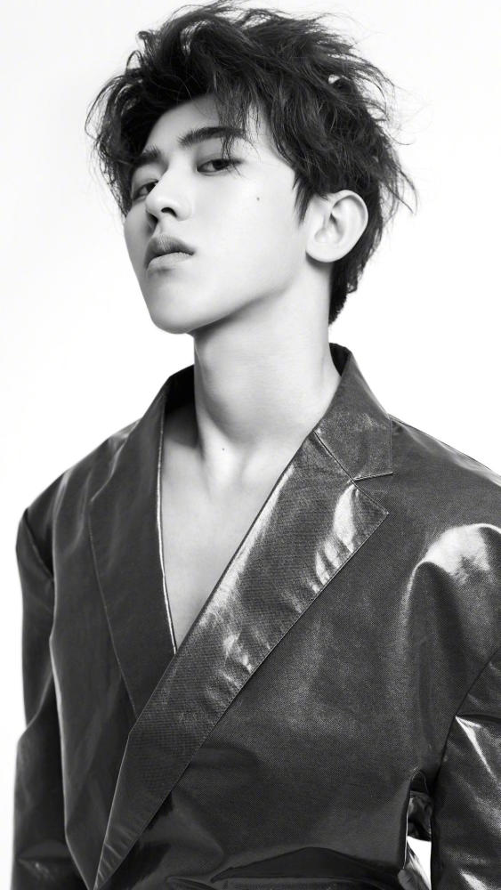 蔡徐坤帅气黑白写真:用做壁纸,你就是篮球场上最靓的仔