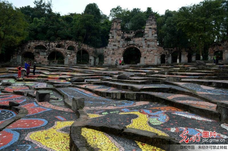 重庆一大学有个“古怪”校门 被戏称为城堡(组图)