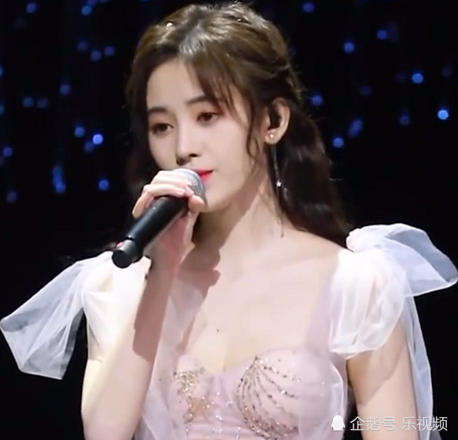 鞠婧祎演唱会肩带滑落的瞬间,网友:爱情来的很突然