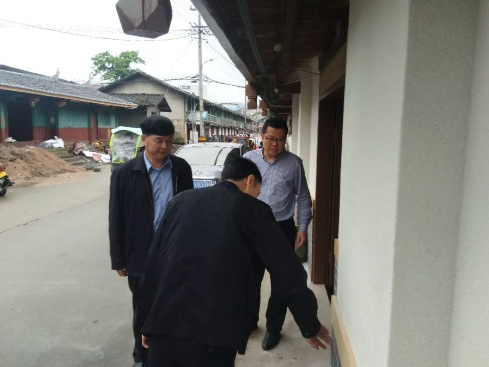 在洋溪镇,范纯文还察看了洋溪镇关于兴尚老街提升改造工程项目情况,并