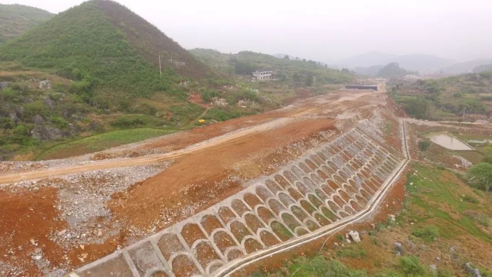 铁粉们,你们说这"天下第一保坎"的护坡造型像什么?说是竖琴很形象吧.