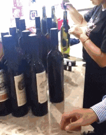 红酒在自家就可以生产,你们平时喝到的酒估计就是从这里产出来的,现在