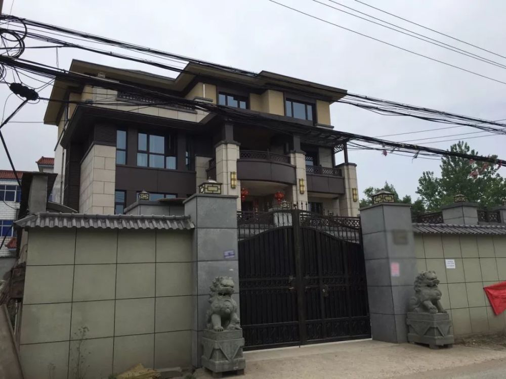 近日,萧山一小伙发帖晒出的两处自建房,引发网友热议.