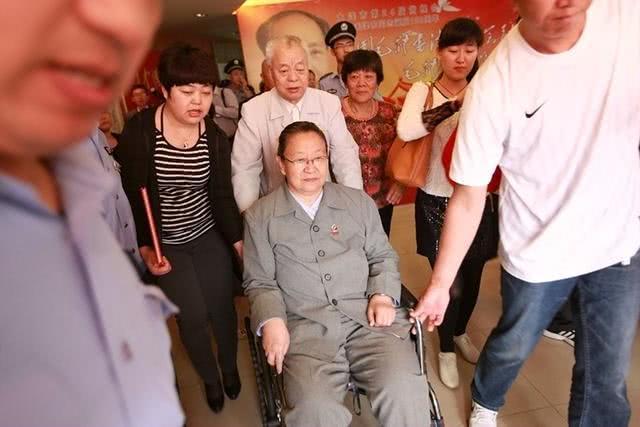 李讷与王景清珍贵合影,童年跟随父母颠簸流离,晚年低调生活幸福