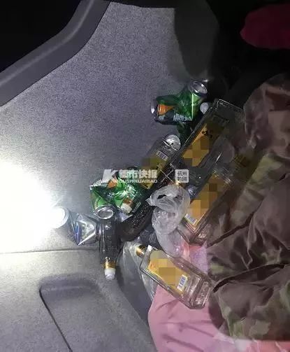 交警在李某的驾驶室里找到了剩下的半瓶白酒和一瓶未喝过的啤酒,李某