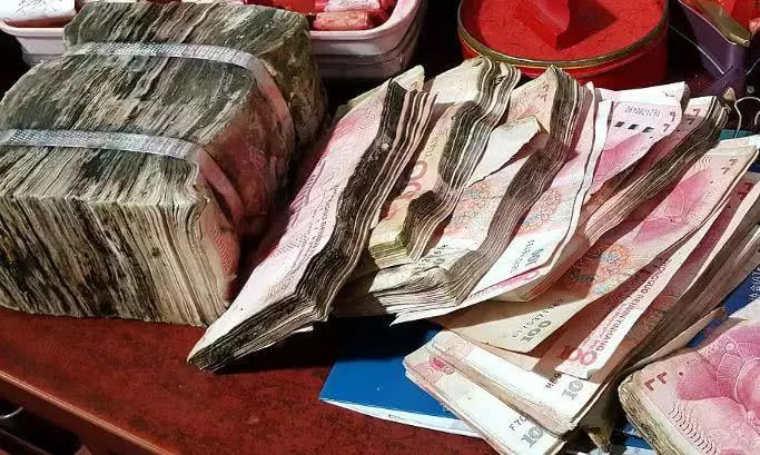 老人5000人民币存放家里,十年后全部发霉,找银行兑换了八万