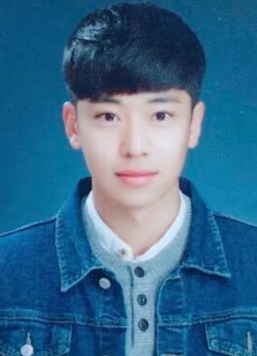 同样是证件照,看惯了大学生,看惯了高中生,初中生让人