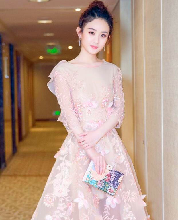 赵丽颖穿樱花粉真温柔!长裙拖地美成仙,照样时髦不减分