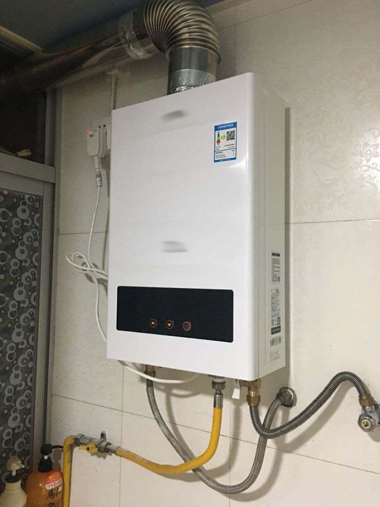 平衡式热水器属于全密闭式热水器,它的烟道分为两个部分:排气和进气.
