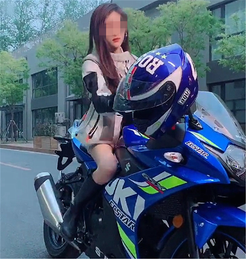 3万铃木"小小r"现街头,看到女车主那一刻,都没心思看机车!