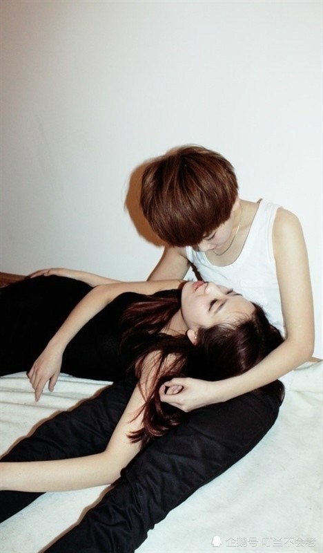 每个女生的脖子都是非常的漂亮的,而如果我们的男生咬着女生的脖子,在