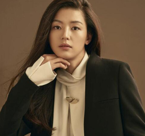 全智贤太会穿?鞋子竟然比丝袜还要薄,网友:确