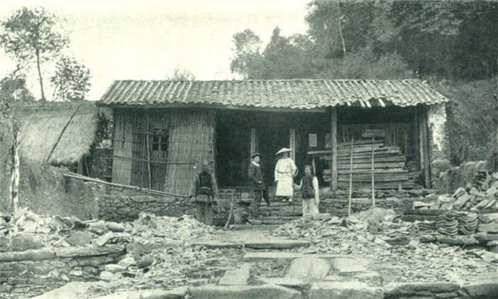 1903年清朝时的云南,保留了很多古建筑,农民生活艰苦