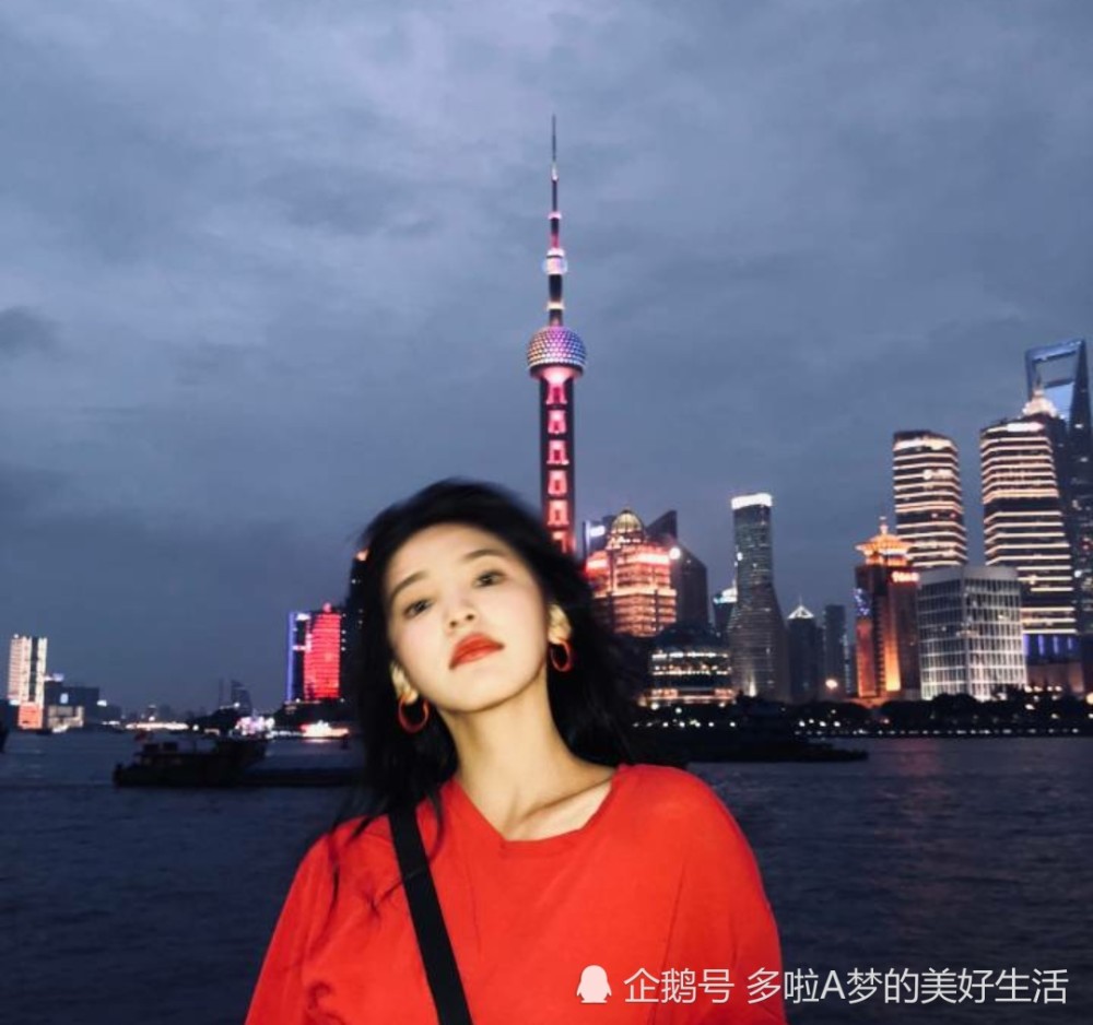 章若楠晒上海旅游照,随便拍九宫格都可以当头像,颜值高就是任性