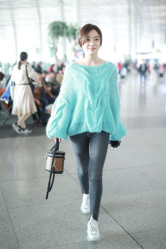 近日,袁姗姗现身北京机场,身穿清新纯色宽松针织衫,下搭修身牛仔裤