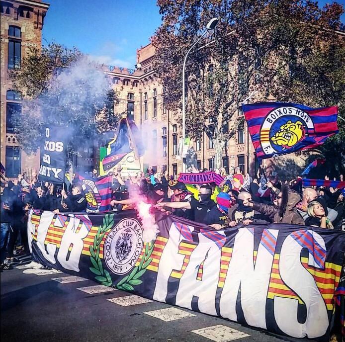 世纪大战场外火爆 球迷放烟火助威巴萨