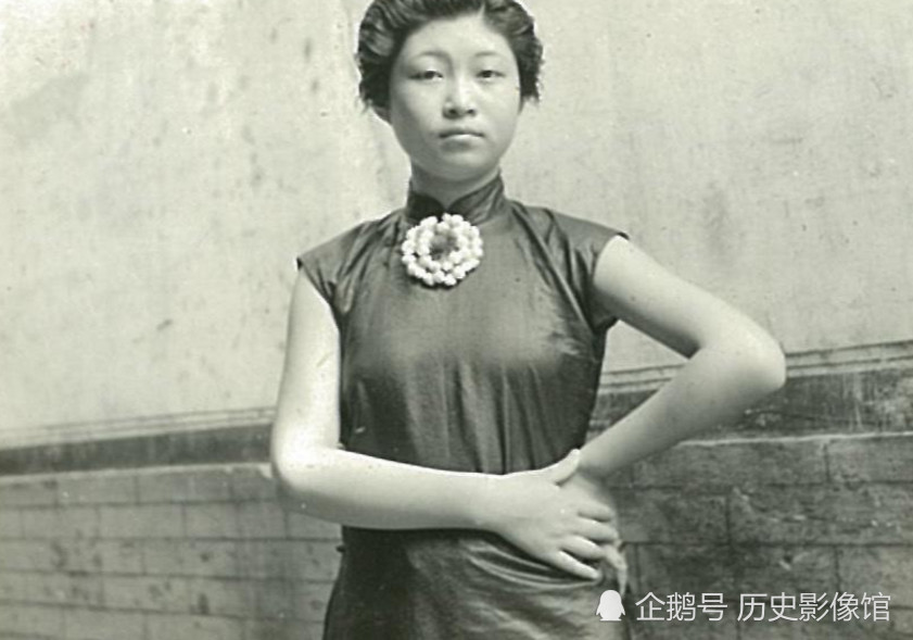 穿着旗袍在当时很流行,该女子的发型也很潮流.