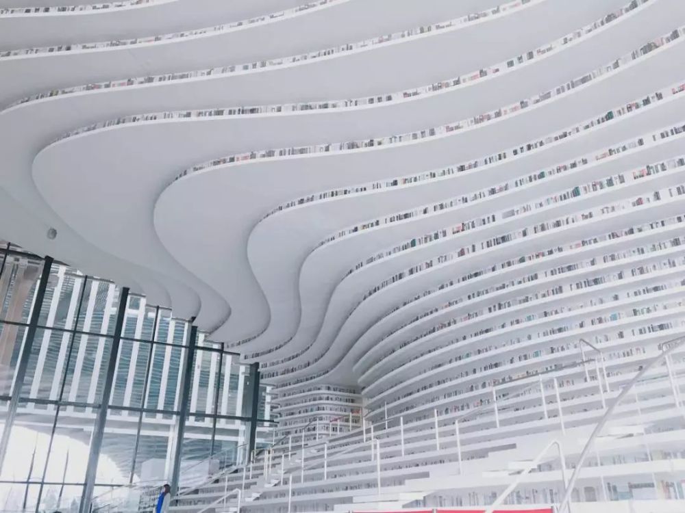 建筑外部仿佛海洋的波浪,线条优美.