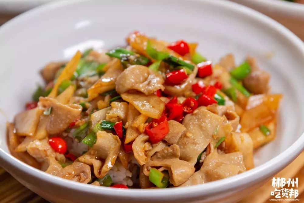 " 酸辣大肠盒饭 " 比起小店里的满屋油烟,这里的青砖黄墙木桌椅让人