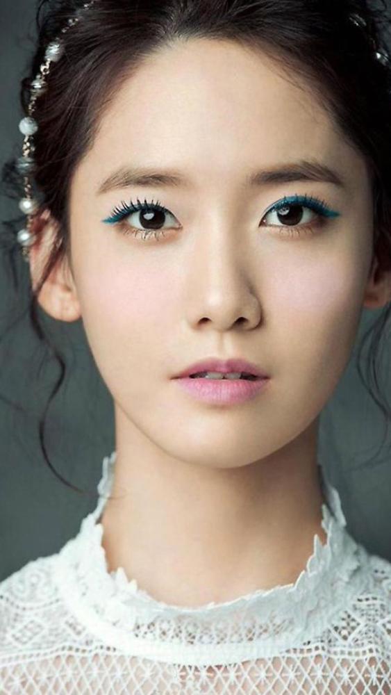 林允儿·精美壁纸:图2撩头发的样子,美到炸裂!