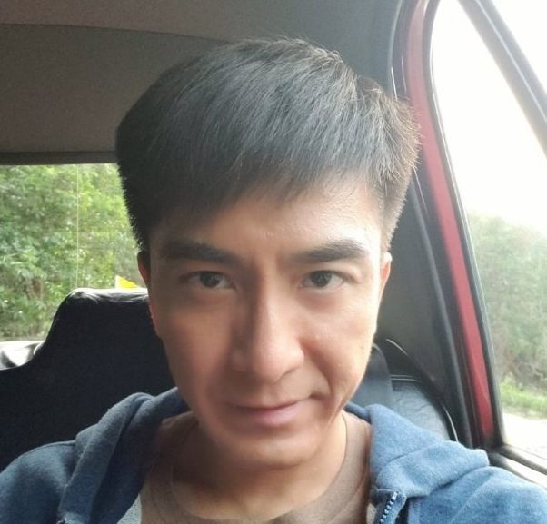 马国明发文称继续努力工作,晒开车自拍照!