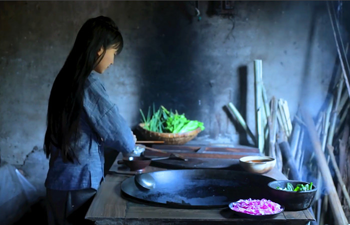 李子柒用院里的鲜花炒鸡蛋,好看又好吃,这样的生活真让人羡慕