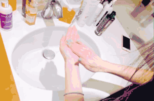 尤其是油性头皮,先把洗发水敷在头皮上2-3分钟,然后冲水洗是最好的