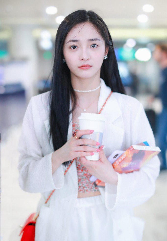 周洁琼真是"初恋脸"的代表,碎花抹胸配轻纱裙,美得不敢靠近