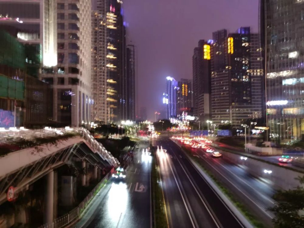 车灯,都是一座城市绚丽夜景的重要组成元素,这为喜欢夜景拍摄的小伙伴