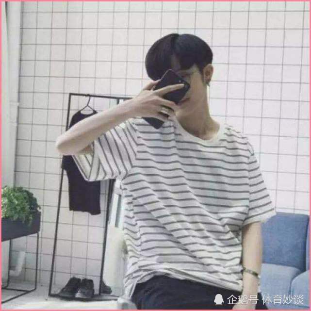 最后我们来看第四张图片,第四张图片是一个男生拿着手机在自拍的图片
