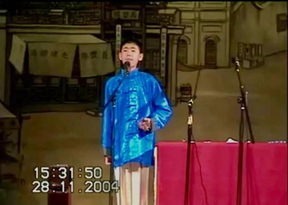 领着他上街,路过一家卖鸡腿的, 小张云雷被鸡腿的香气勾过去, 不错