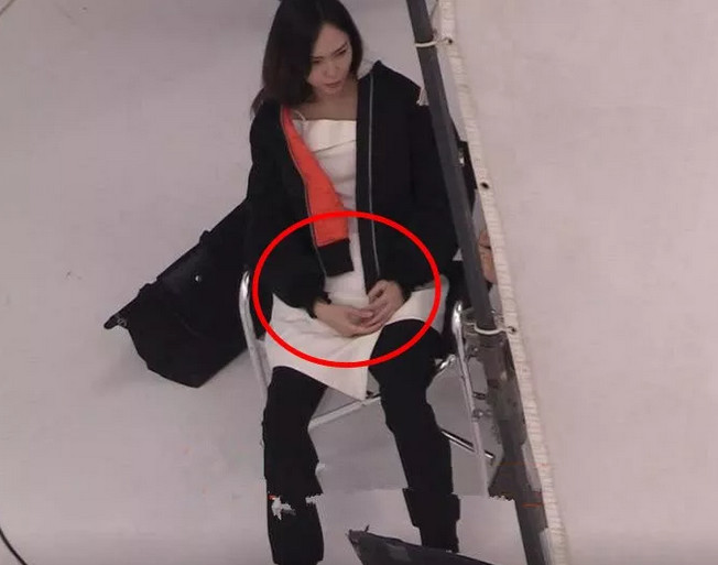 罗晋真当爸?唐嫣坐椅子起身开工"双手撑"大肚明显