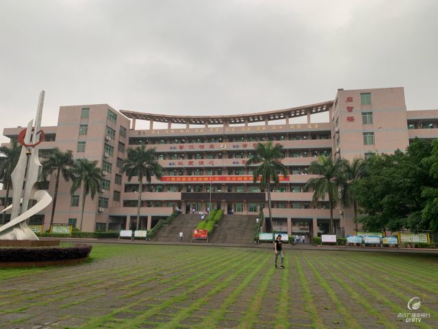 松岗中学的老师和学生上课老捂着鼻子,此事必有蹊跷