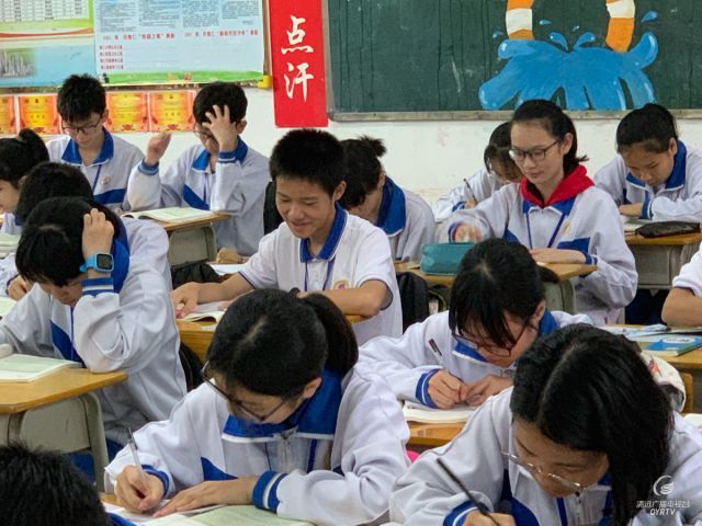 松岗中学的老师和学生上课老捂着鼻子,此事必有蹊跷