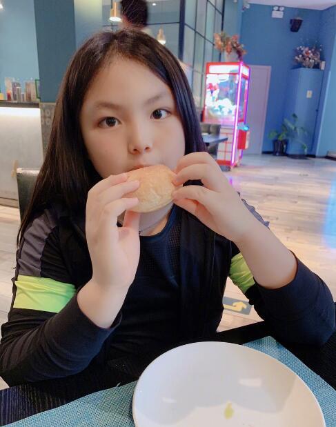 李湘女儿王诗龄吃面包