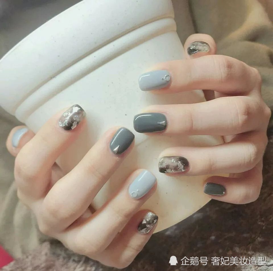 晕染美甲高级感十足的黑色晕染美甲,高冷中自带一点性感