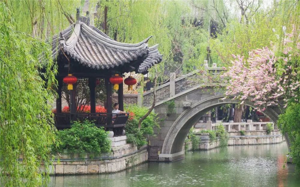 亭台楼宇,小桥流水