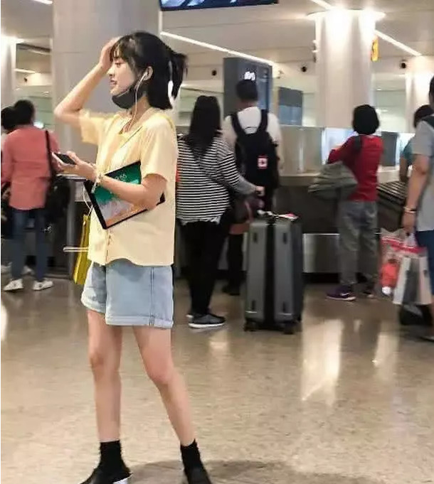 沈月腿太粗?看到她机场照片后,网友:下一位腿精?