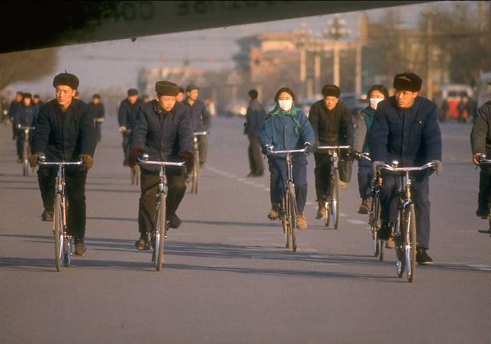 1972年的北京街头,当时自行车仍然是百姓的主要交通工具之一.