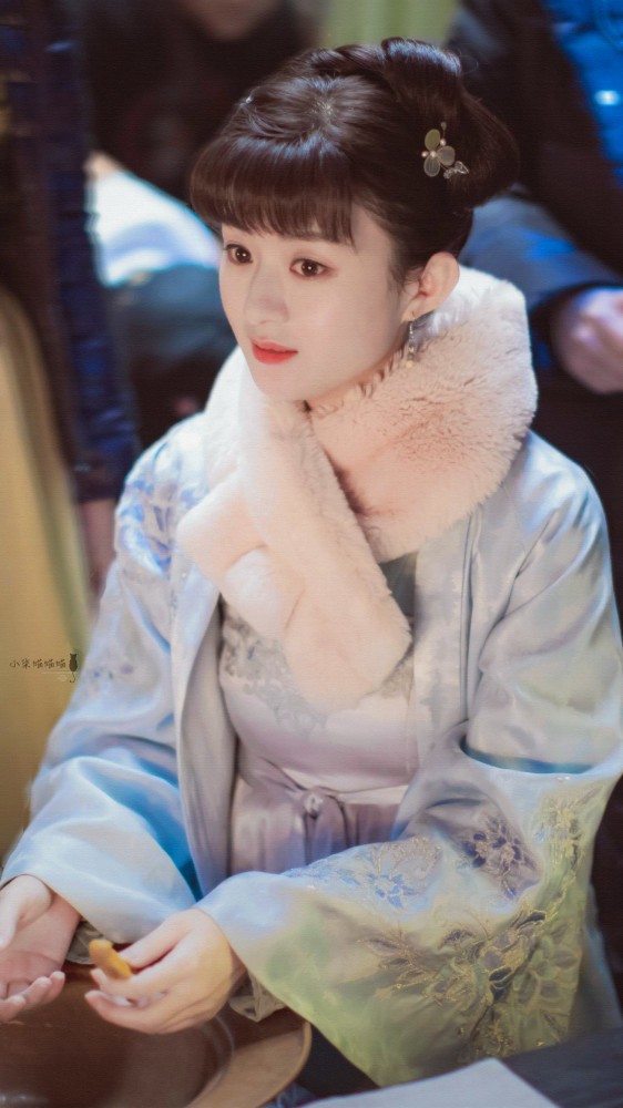 赵丽颖高清壁纸:拔萝卜的颖宝,又呆萌又可爱!-