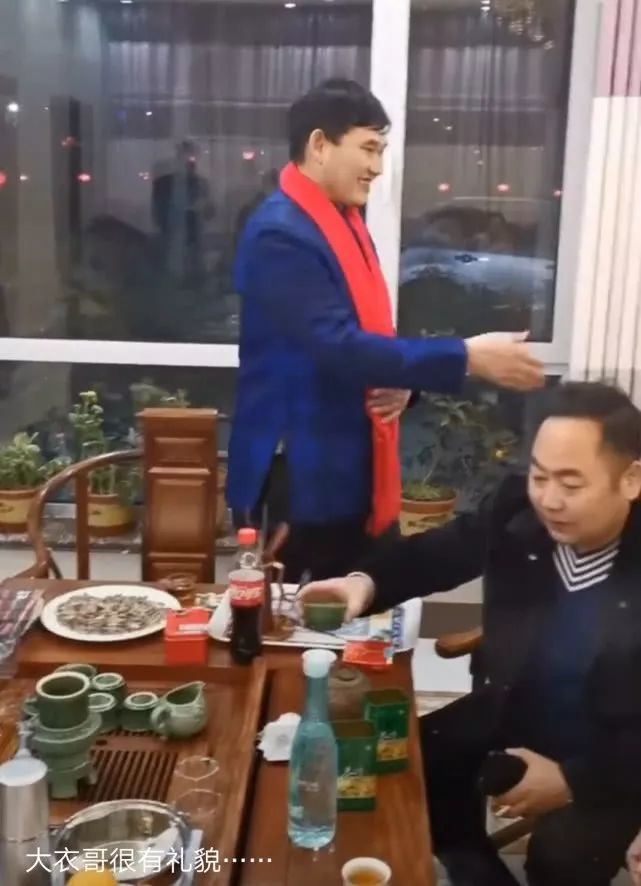 大衣哥和朋友喝茶遇到到熟人,网友:被大衣哥的几个动作吸粉