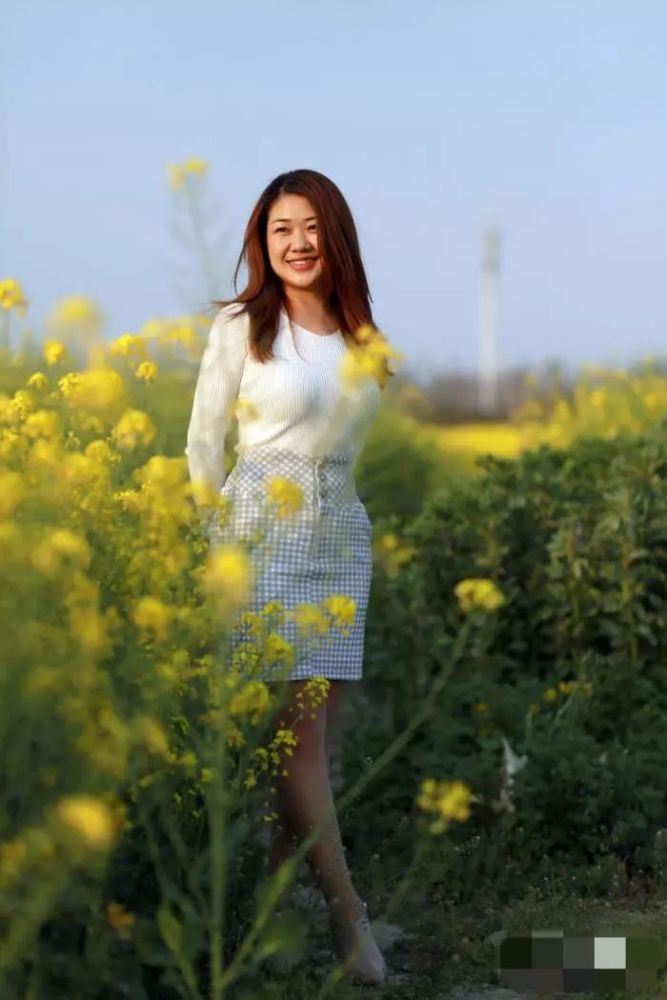 36岁女人穿包臀裙,花丛中的美掩盖不了你的美