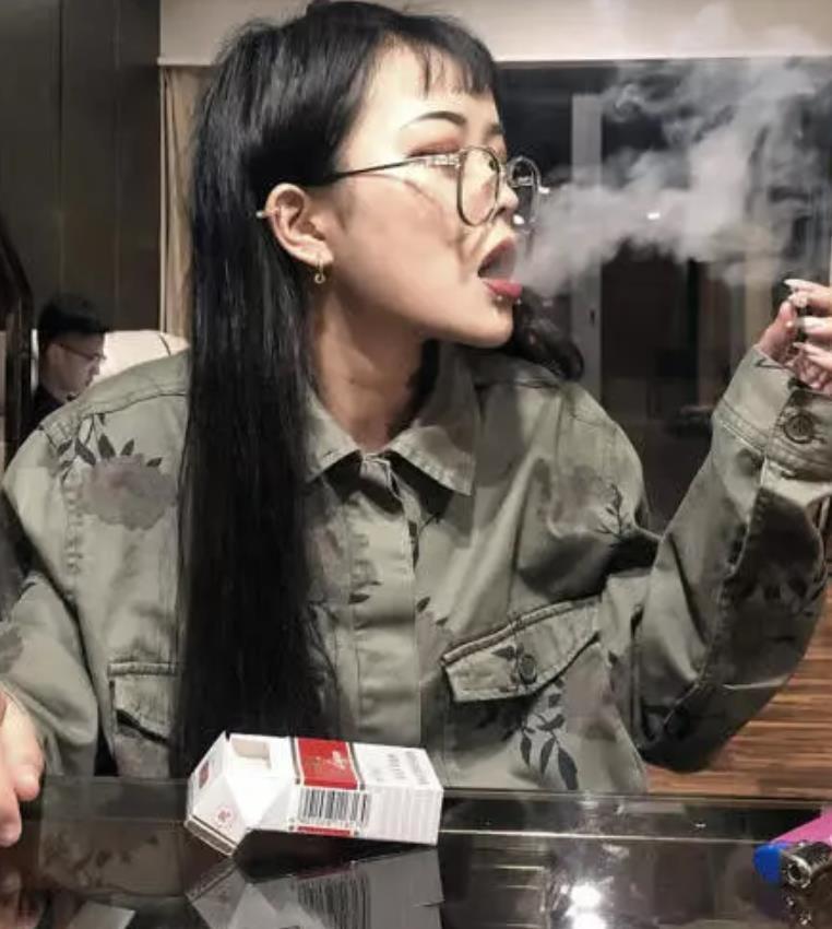 网红顾茜茜有多"霸气",开启直播烟盒成焦点,网友:不愧