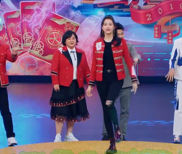 168和172身高合照,168和172身高差距图 关晓彤172cm,杨颖168cm,同框却一样高,看到鞋子秒懂