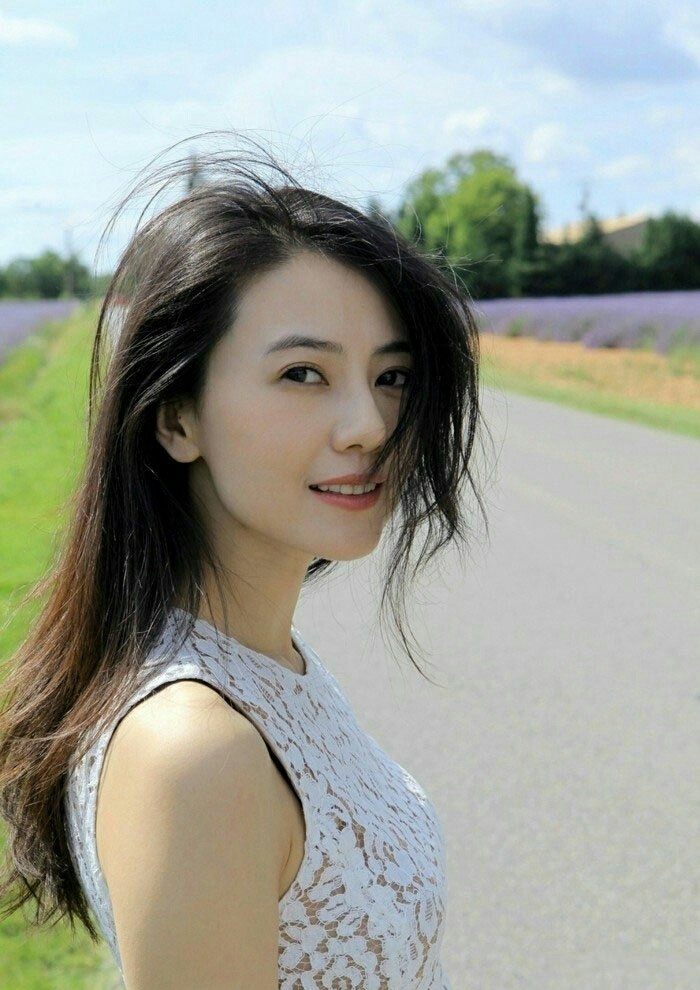 这样的高圆圆真文艺,穿连体裤在海边拍照,难怪赵又廷那么喜欢