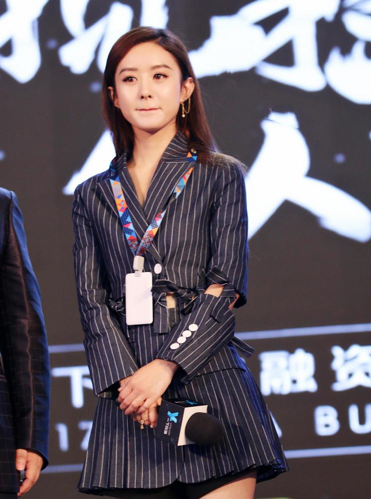 赵丽颖硬汉风的舞台照,笑容清浅,温柔中又带有一丝可爱!