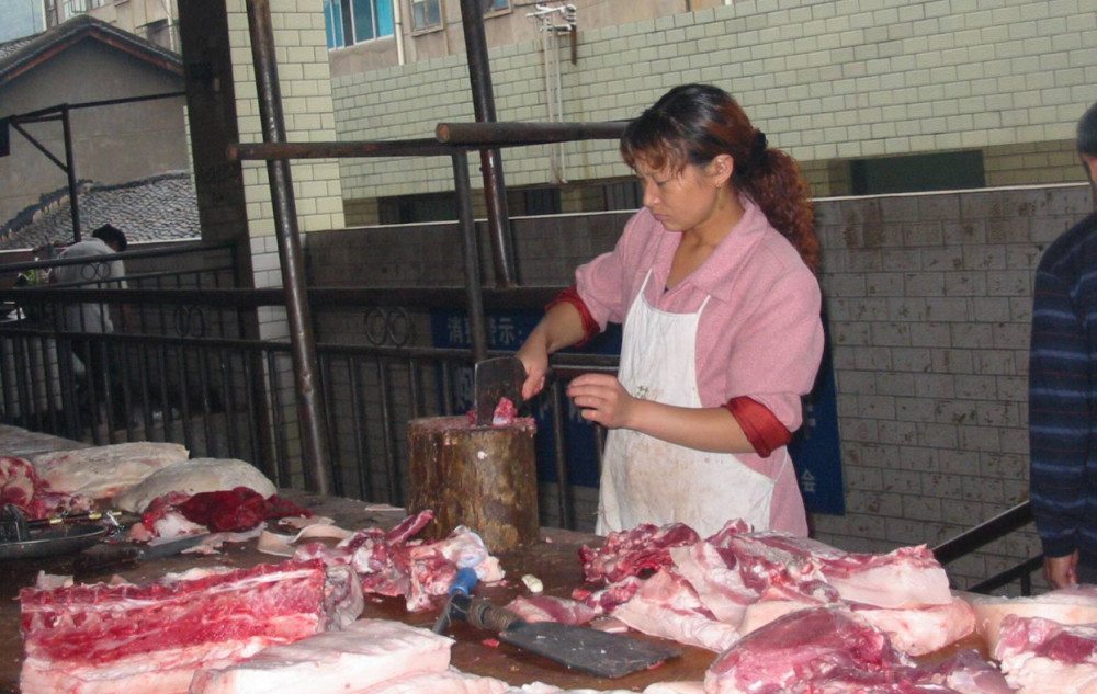 为啥肉摊上猪肉摆着卖,牛肉却要特意挂起来卖?小贩偷偷说出实话