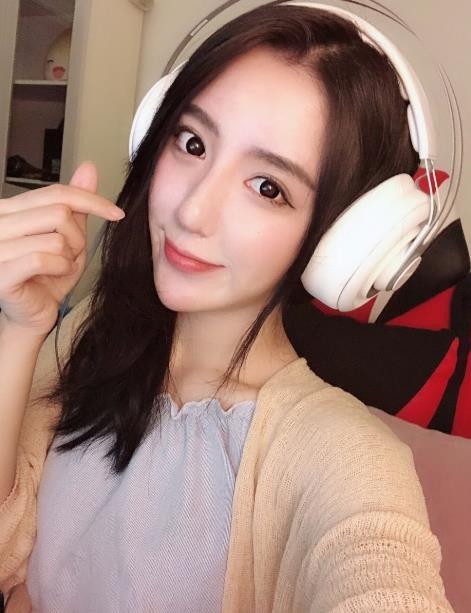 女主播呆妹儿14岁照片曝光,和现在差别太大,网友:不敢