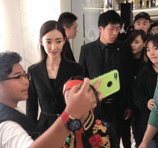 4位明星路人照:吴亦凡帅气鹿晗呆萌,王丽坤表情僵硬全
