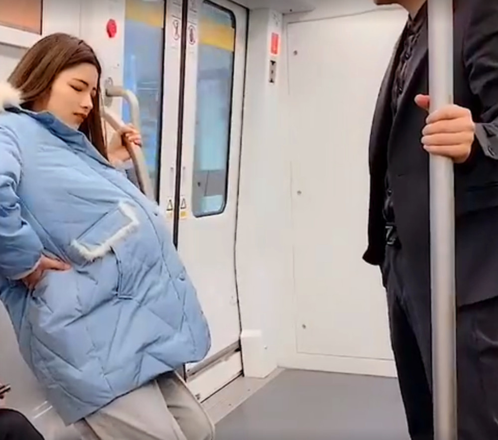 孕妇挺着大肚子坐地铁,男子爱心"爆棚"的举动,赢得众人点赞
